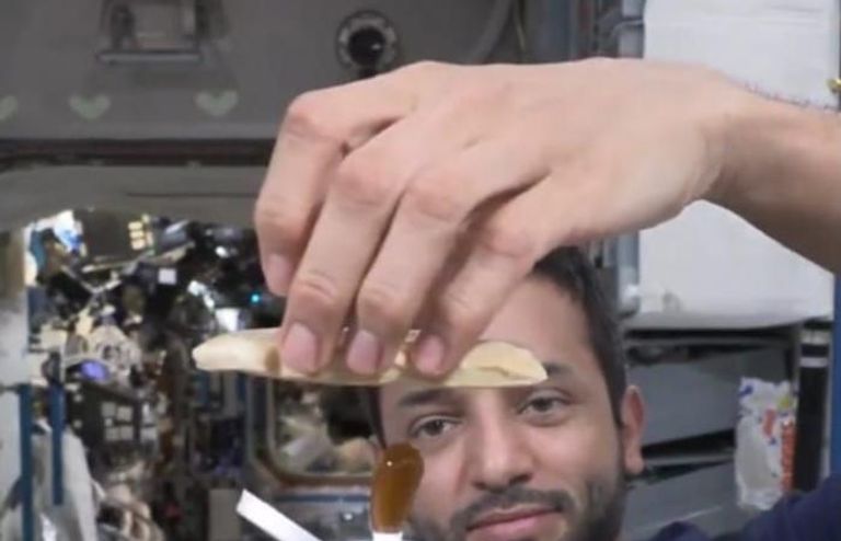 سلطان النيادي أثناء تجربة تناول العسل