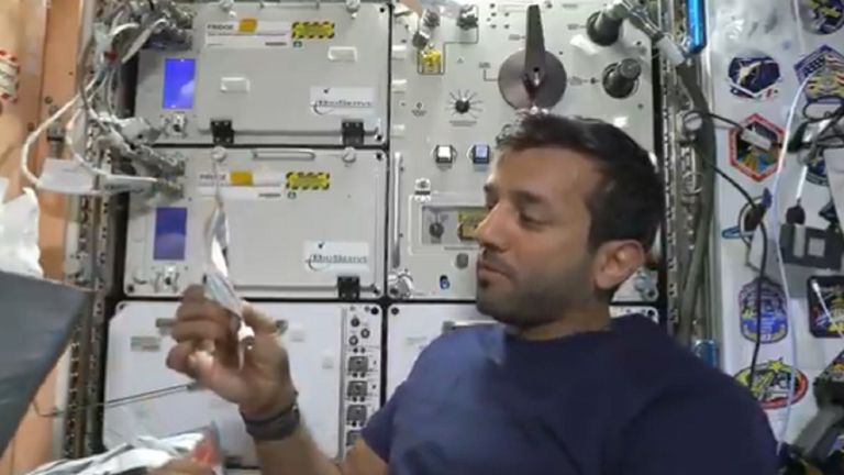 سلطان النيادي أثناء تجربة تناول العسل