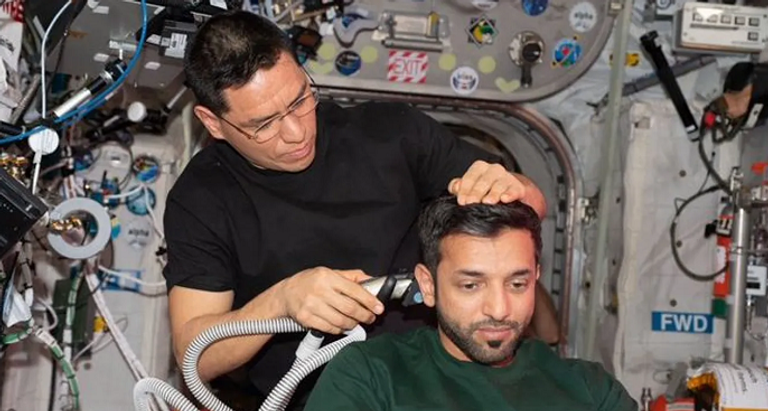 سلطان النيادي أثناء تجربة تناول العسل