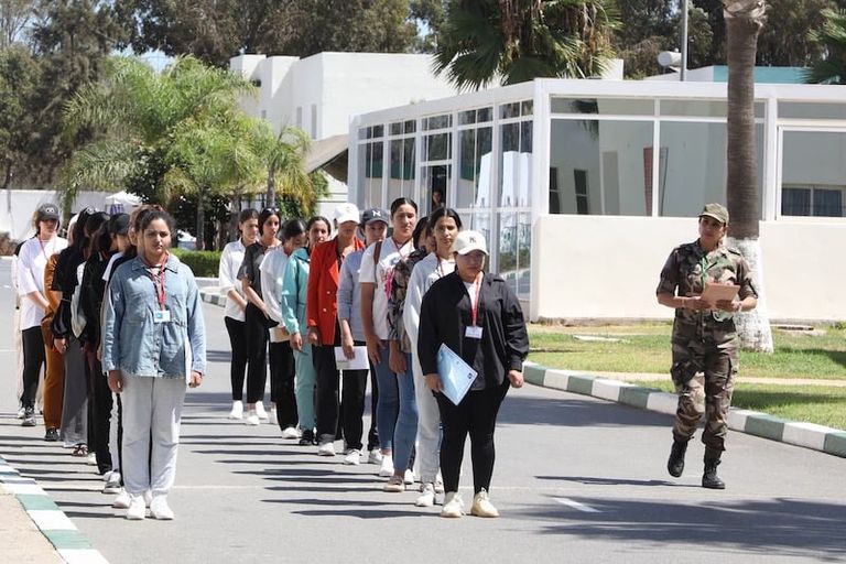 فتيات مغربيات يتقدمنَ للتجنيد العسكري
