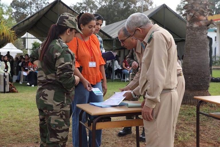 فتيات مغربيات يتقدمنَ للتجنيد العسكري