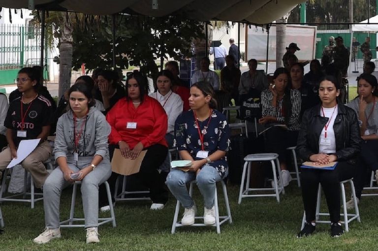 فتيات مغربيات يتقدمنَ للتجنيد العسكري