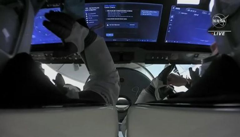 سلطان النيادي بعد خروجه من مركبة الفضاء دراغون