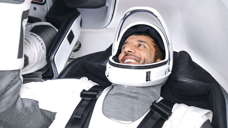 سلطان النيادي بعد خروجه من مركبة الفضاء دراغون