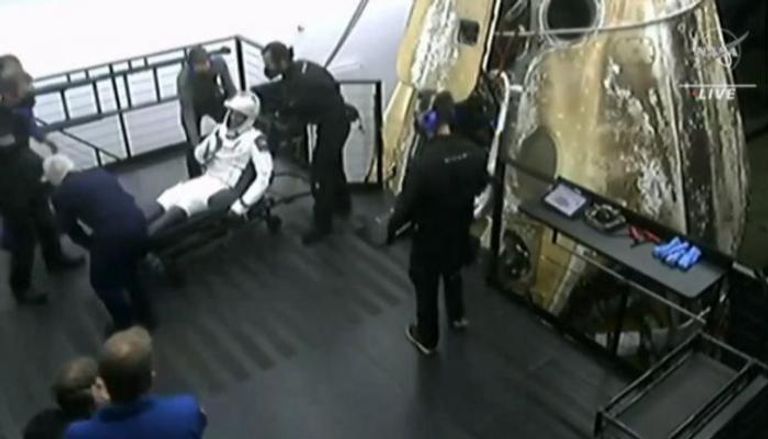 سلطان النيادي بعد خروجه من مركبة الفضاء دراغون