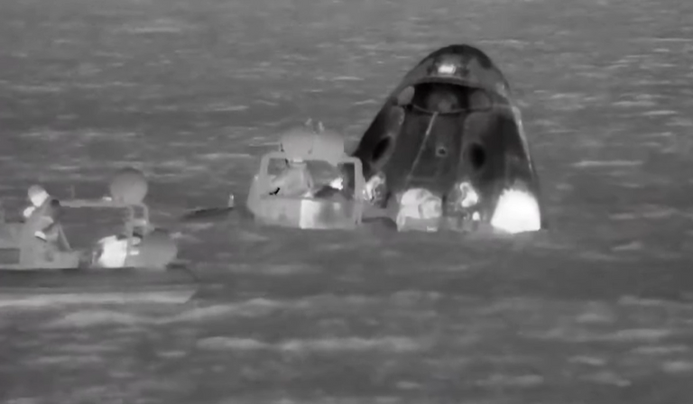 سلطان النيادي بعد خروجه من مركبة الفضاء دراغون