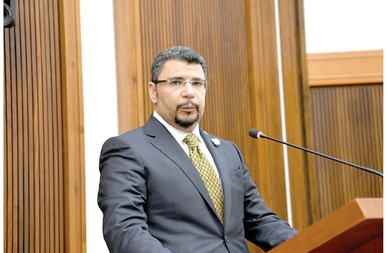 وزير شؤون الكهرباء والماء البحريني ياسر بن إبراهيم حميدان مبنى حكومي في البحرين يعمل بالطاقة الشمسية