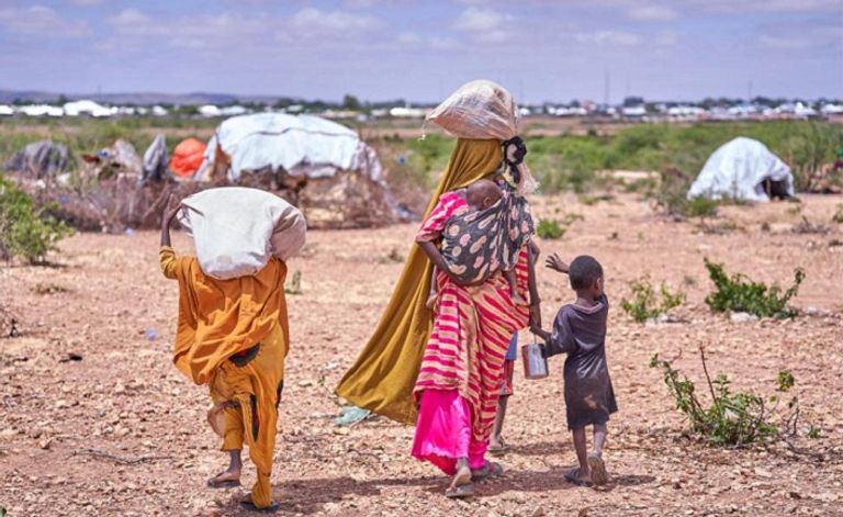 أم صومالية وأطفالها نزحوا بسبب الفيضانات توقعات بوصول عدد المُهجرين بسبب المناخ إلى 200 مليون بحلول 2050