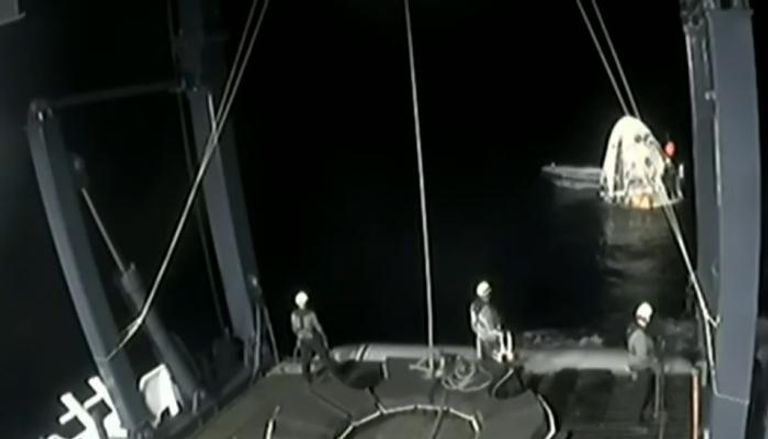 عمليات تجهيز المركبة لرفعها على سفينة الإنقاذ