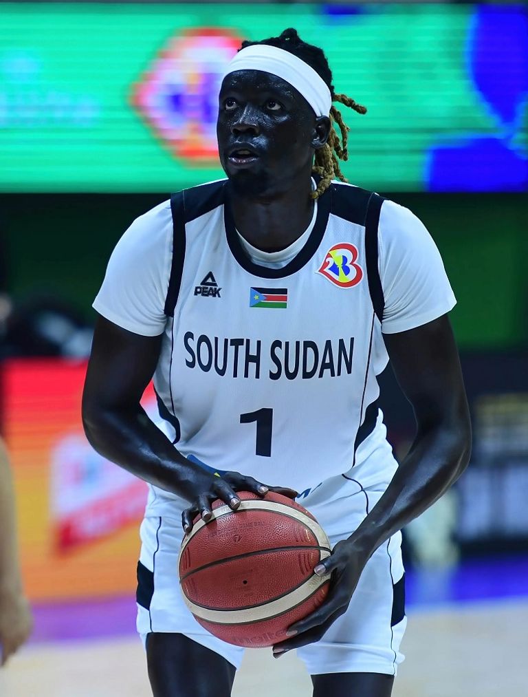 نوني أوموت لاعب جنوب السودان في كأس العالم لكرة السلة الصربي بوريشا سيمانيتش في كأس العالم لكرة السلة