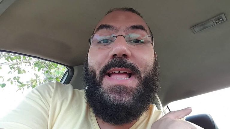 ضيوف الرحمن يطوفون حول الكعبة