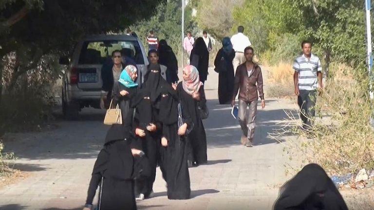 شباب يمنيون يتعلمون اللغات