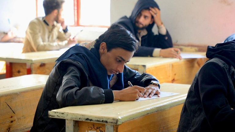 شباب يمنيون يتعلمون اللغات