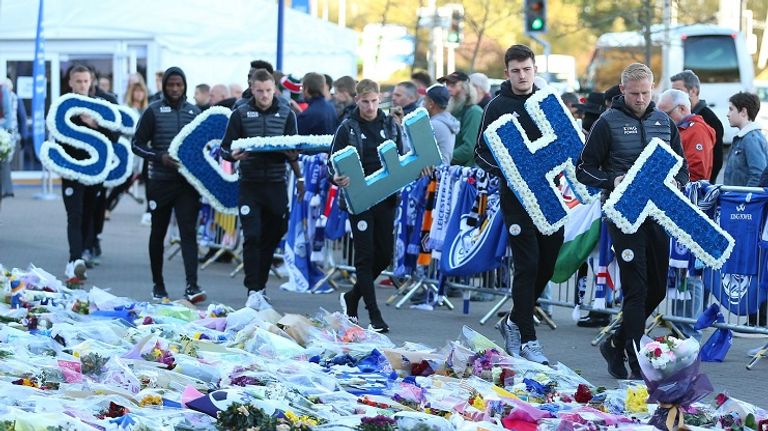 لاعبو ليستر يضعون أكاليل الزهور على قبر رئيسهم السابق