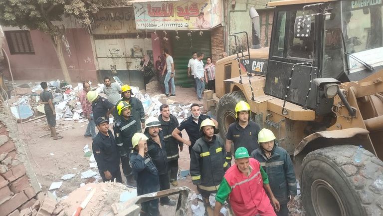الطبيب الراحل على اليسار أثناء أداء عمله