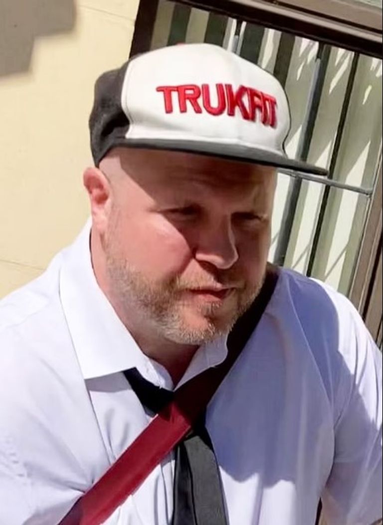 الشرطة أثناء اقتحامها منزل تاجر المخدرات