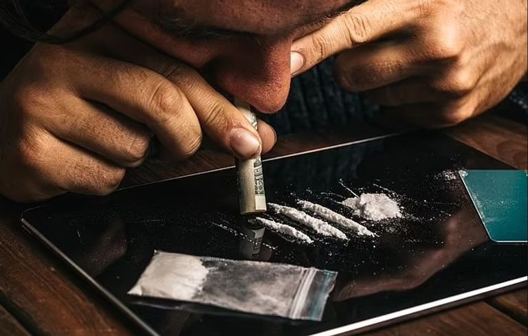 الشرطة أثناء اقتحامها منزل تاجر المخدرات