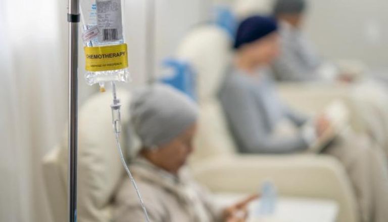 مريضات بالسرطان يتلقين العلاج