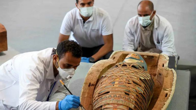 أحد الباحثين يجري صيانة دورية لأحد المومياوات الفرعونية 