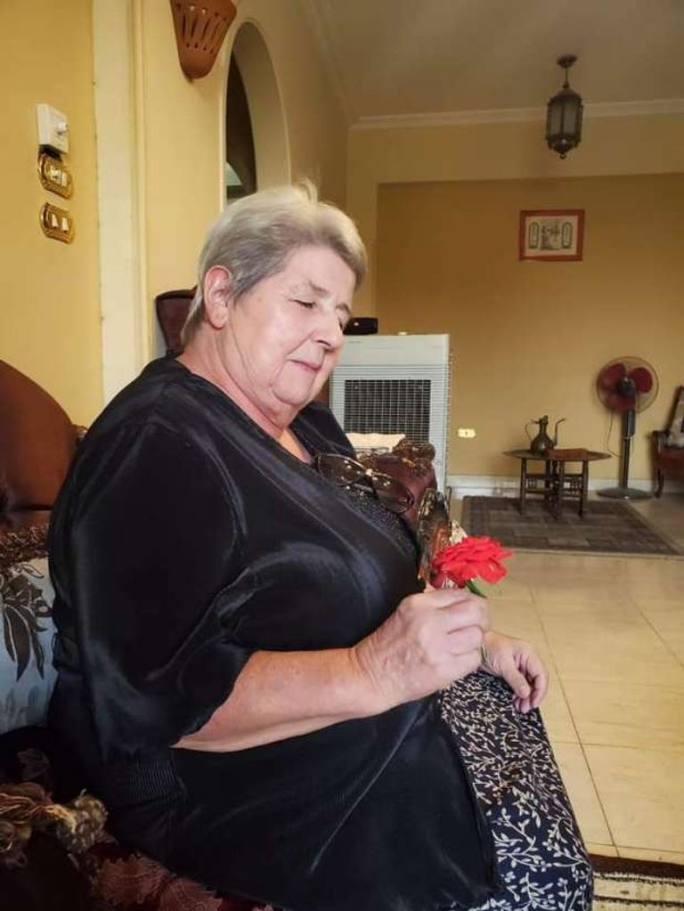 السيدة يوحنا مع أطفال القرية المصرية