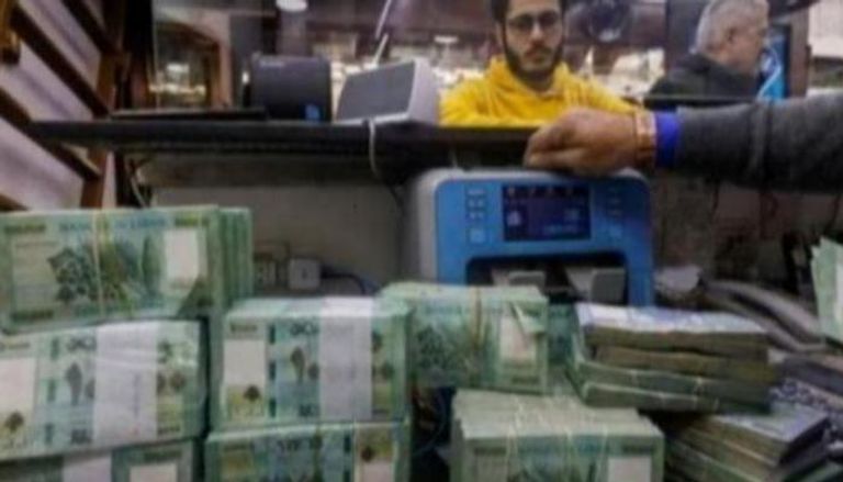 تعاملات بالليرة اللبنانية في أحد البنوك_ أرشيفية