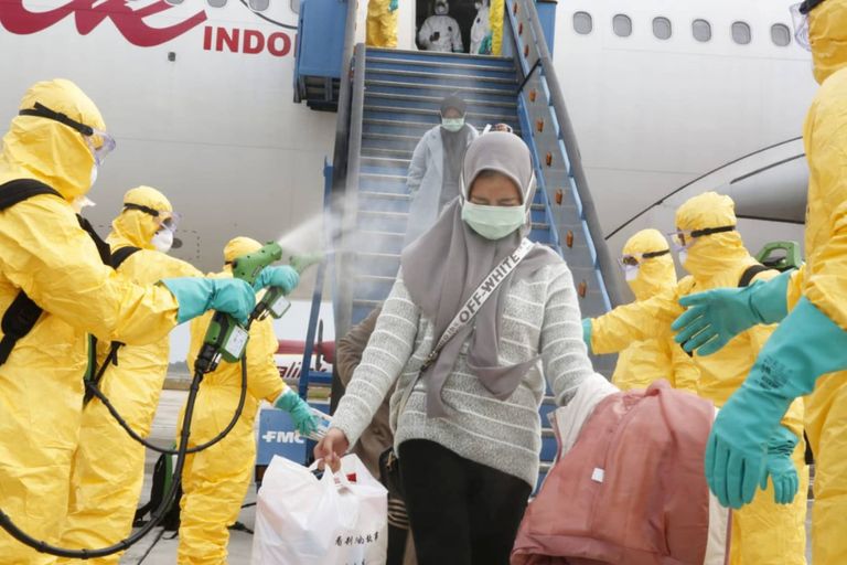 مارة يرتدون كمامات للوقاية من كورونا