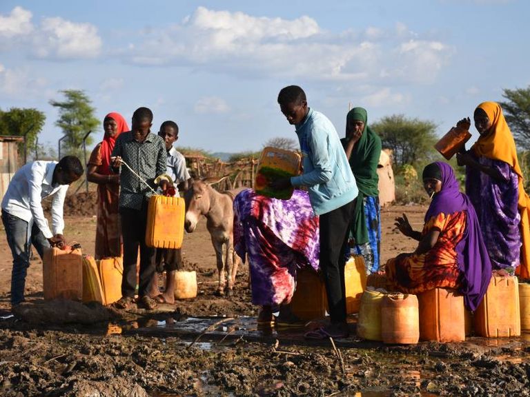 سكان يجمعون المياه من بئر مؤمنة في مويالي، كينيا المياه الجوفية في أفريقيا ضرورية لمستقبل مائي آمن