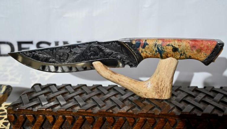 مزاد السكاكين بمعرض أبوظبي للصيد والفروسية