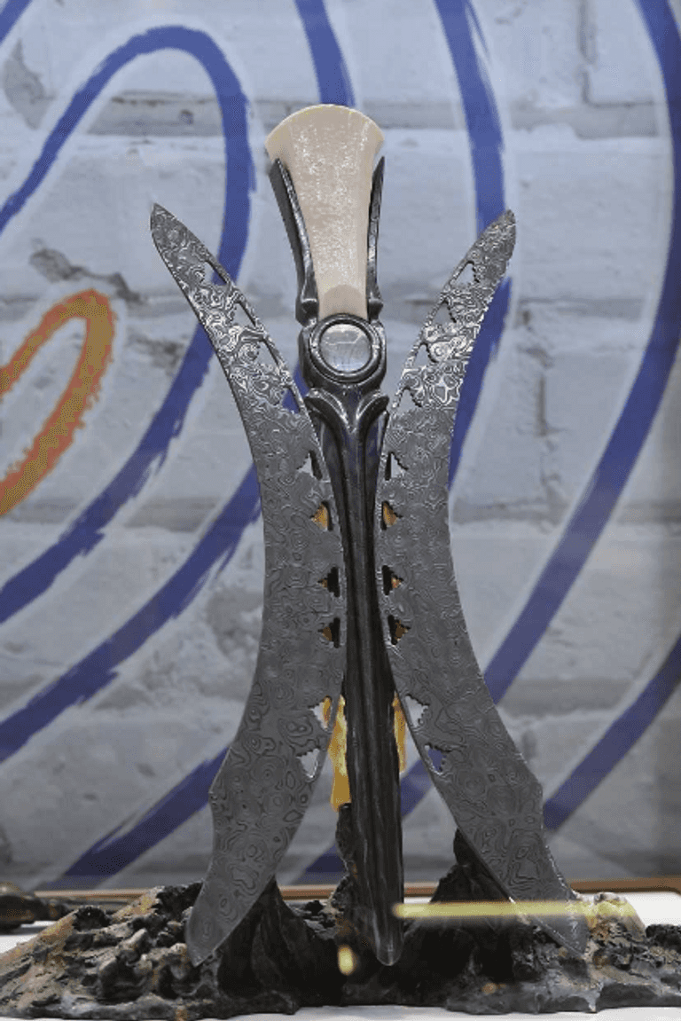 مزاد السكاكين بمعرض أبوظبي للصيد والفروسية