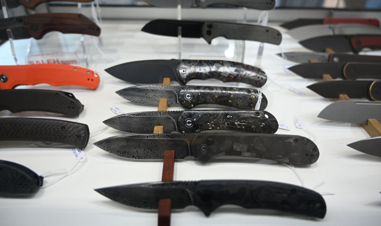 مزاد السكاكين بمعرض أبوظبي للصيد والفروسية