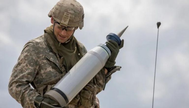 جندي أمريكي يحمل ذخيرة من اليورانيوم المنضب