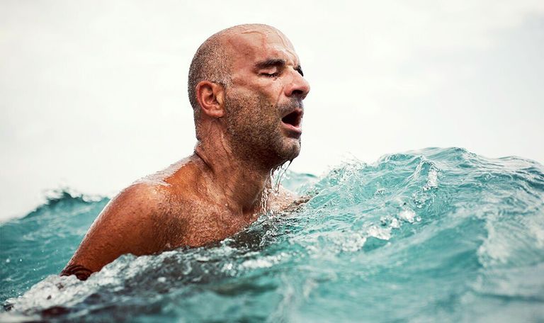 لتجنب الإصابة بالبكتريا، يجب الابتعاد عن المياه المالحة والمياه قليلة الملوحة إذا كان لديك جرح مفتوح أو قطع البكتيريا الآكلة للحم تسمى