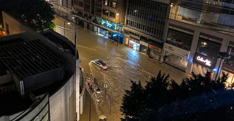 جانب من أمطار هونغ كونغ