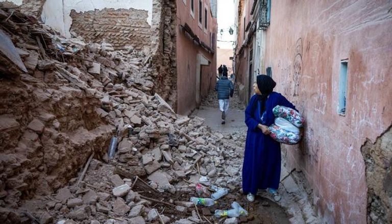 سيدة تعاين آثار زلزال المغرب المدمر