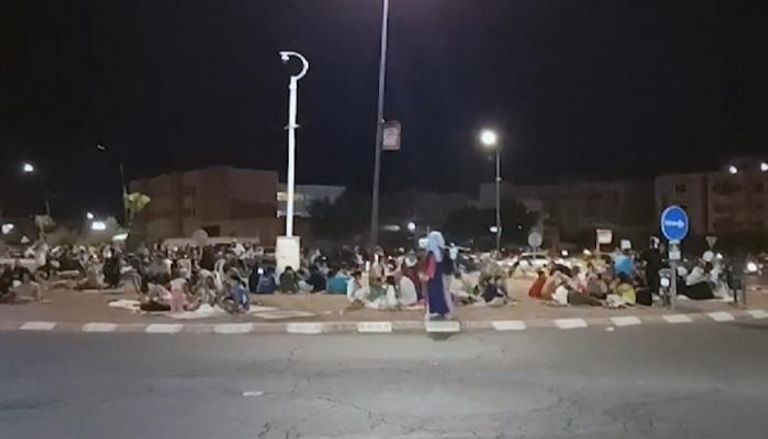 مغربيون في الشوارع بعد الزلزال - afp