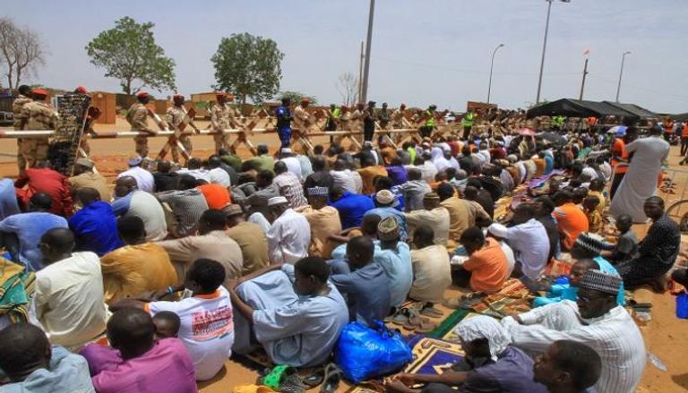 جانب من صلاة الجمعة التي أداها المحتجون أمام القاعدة الفرنسية بنيامي