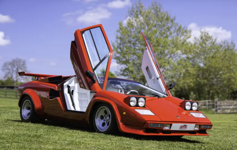 سيارة ضمن أسطول السيارات الفارهة التي تنتجها إيطاليا