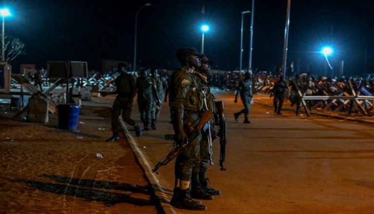 عناصر من الشرطة النيجرية في حراسة أمام قاعدة فرنسية بنيامي