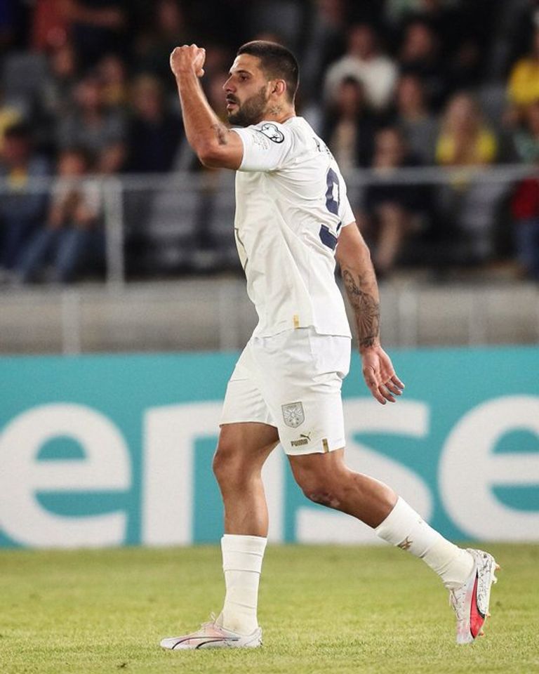 ألكسندر ميتروفيتش بقميص منتخب صربيا الصربي ألكسندر ميتروفيتش بقميص الهلال السعودي