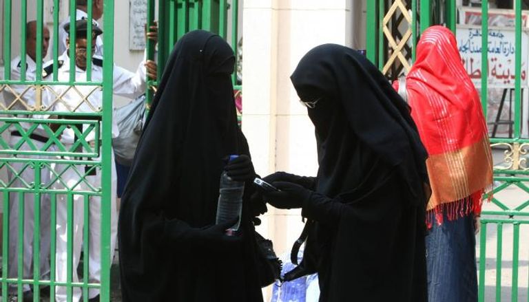 طالبات يرتدين النقاب