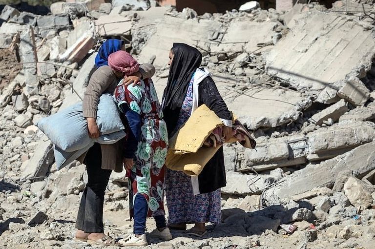 نساء يبكين ضحايا زلزال المغرب