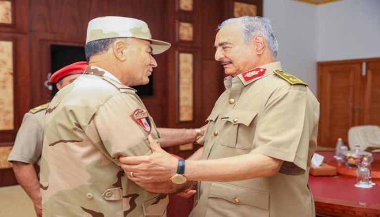 قائد الجيش الليبي يستقبل رئيس أركان الجيش المصري
