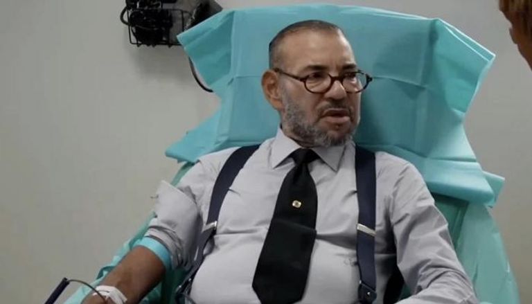  الملك محمد السادس يتبرع بالدم بمستشفى مراكش