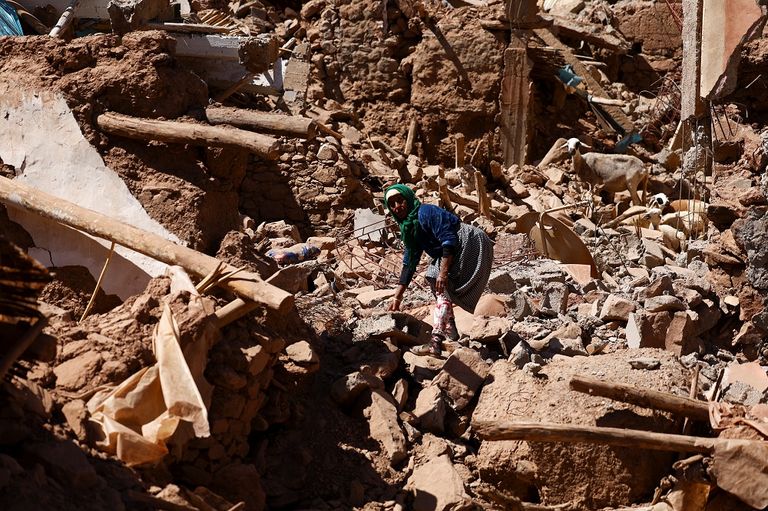 فريق إنقاذ يخرج أحد الناجين من الزلزال