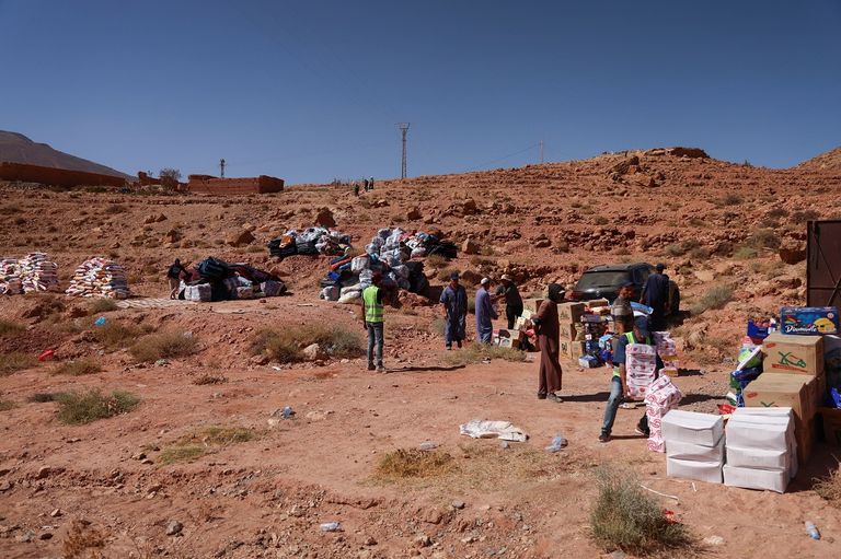 فريق إنقاذ يخرج أحد الناجين من الزلزال