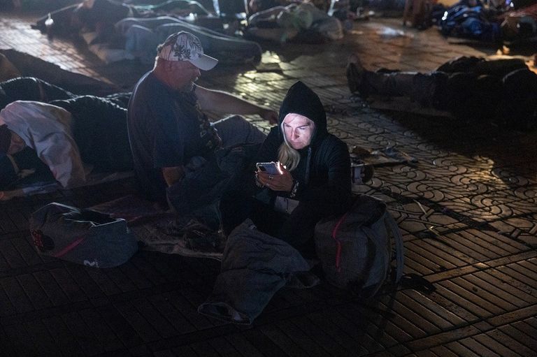 مغاربة يبيتون في الشارع بسبب الزلزال