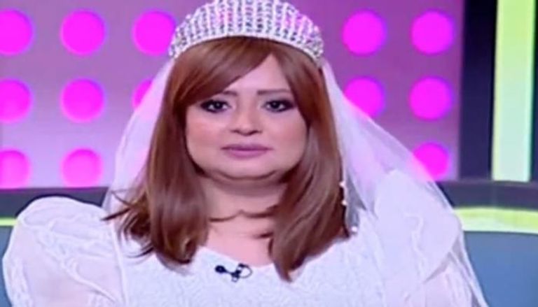 مذيعة مصرية تقدم برنامجها بفستان زفاف