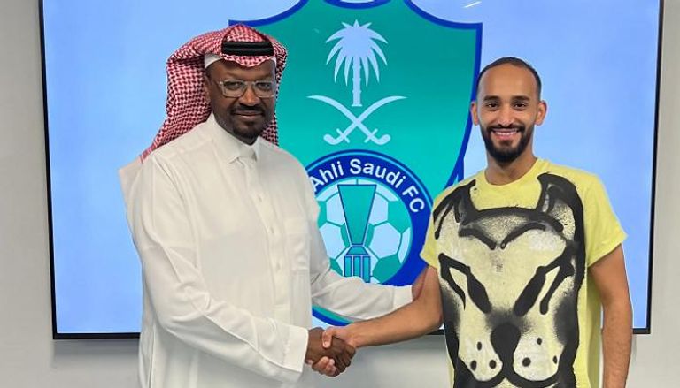 عبدالله عطيف لاعب وسط الأهلي السعودي