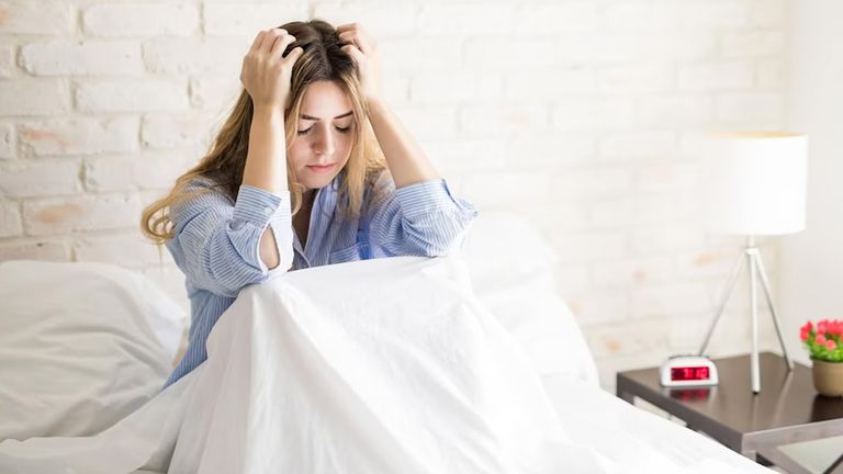 استهلاك الكافيين يؤدي إلى الصداع الصباحي أسباب الصداع الصباحي