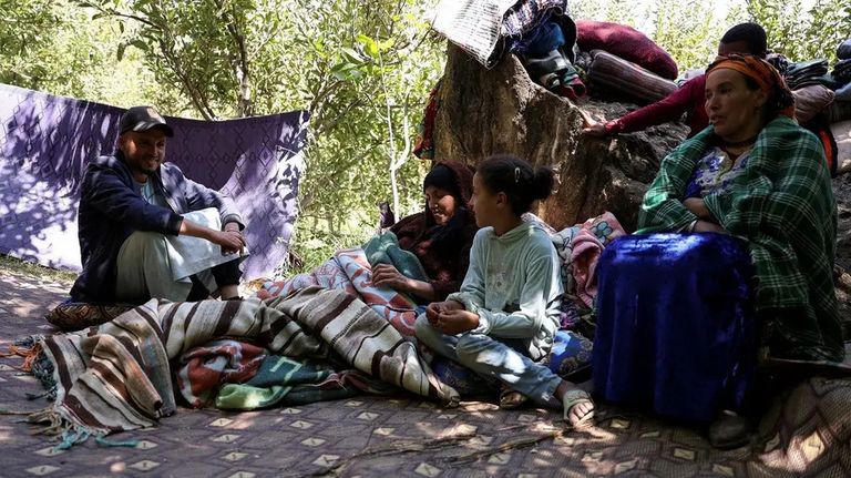 العريس محمد بوضاض مع أهله محمد بوضاض وحبيبة أجدير